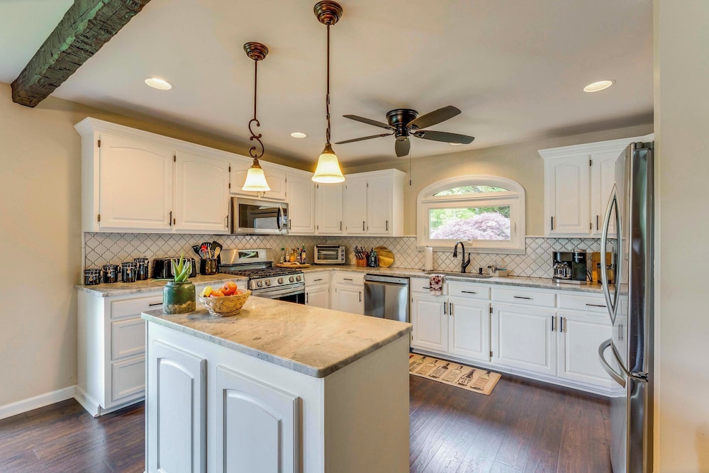 February Perks! Couples Getaway in Hayesville