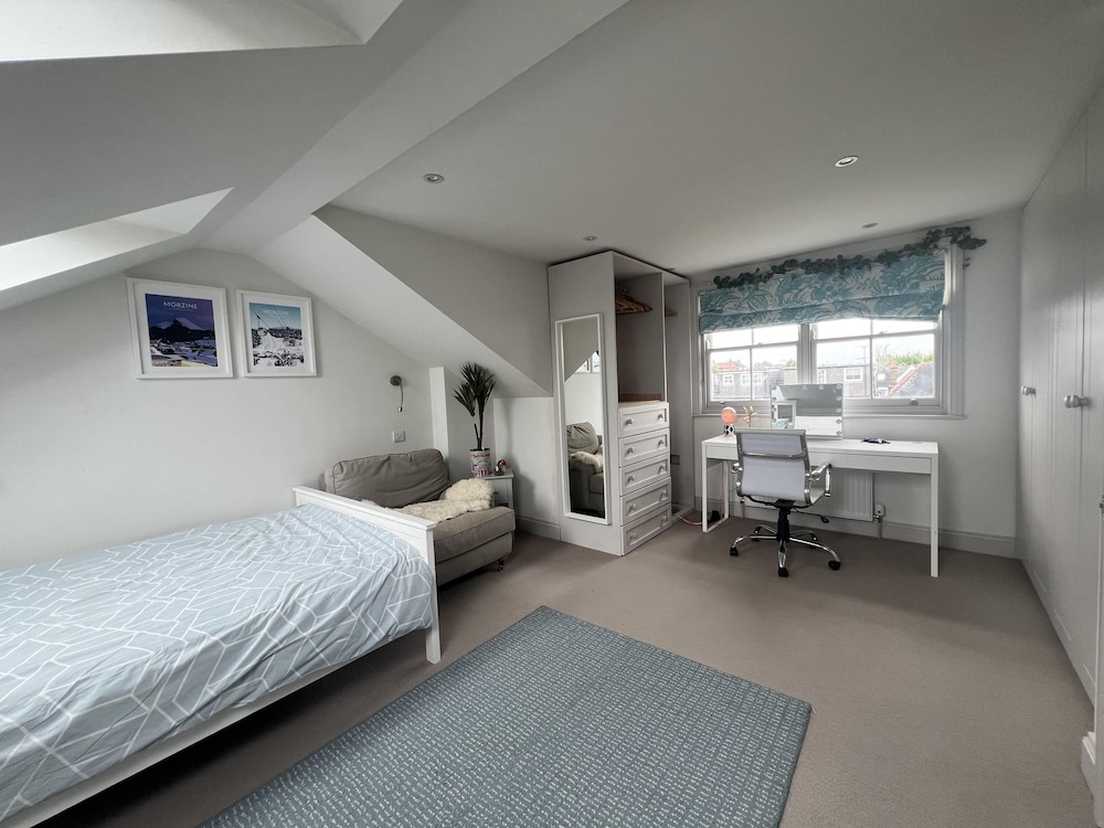 London Charm on Connaught Avenue view 4