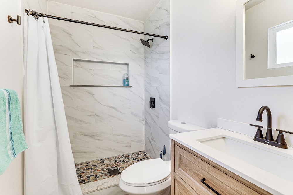 Modern Gem w/ Outdoor Oasis: 5 Mi to Lake Jennings