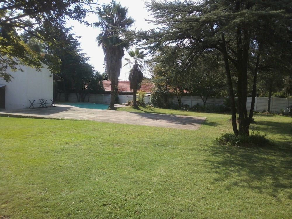 Fourways Backpackers Lodge view 3