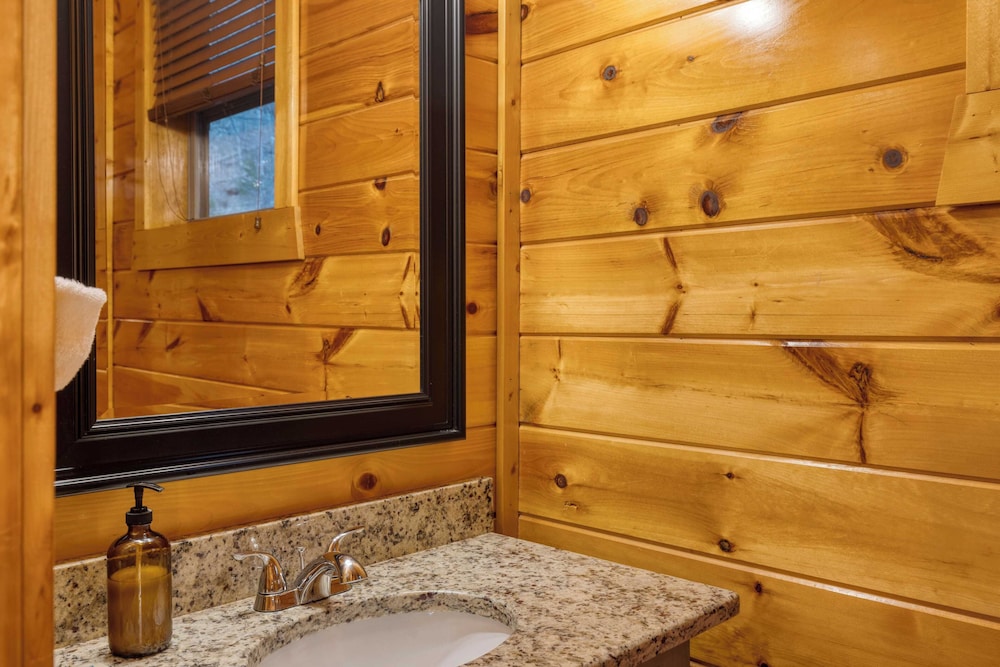 A View for All Seasons by Avantstay 12bdr w/ Game Room, Hot Tub, Movie Theater, Deck Views