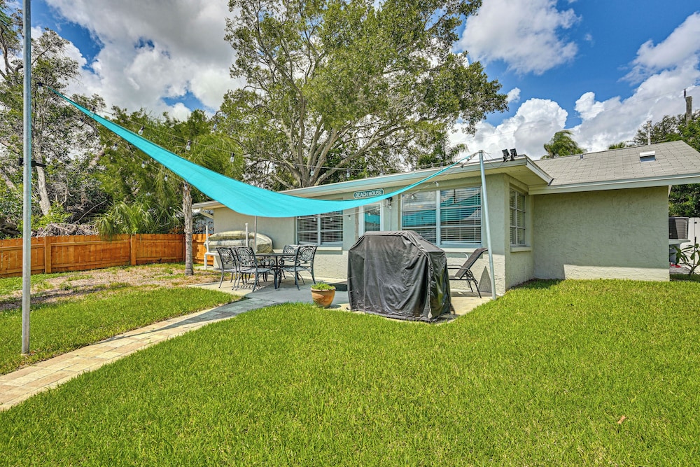 Swim, Fish & Relax: Port Richey Gem w/ Yard!