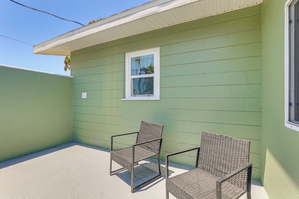 4 Mi to Venice Beach: Home w/ Patio & Yard