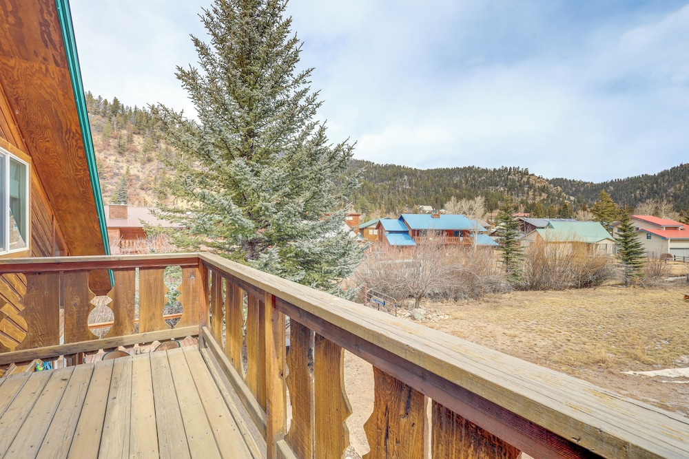 Walk to Main St: 'mountain Creek Home' w/ Chiminea