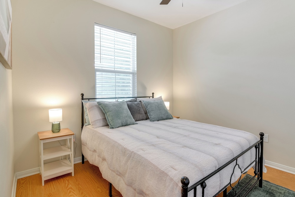 1/2 Mi to Galveston Beach Seawall: Retreat w/ Pool