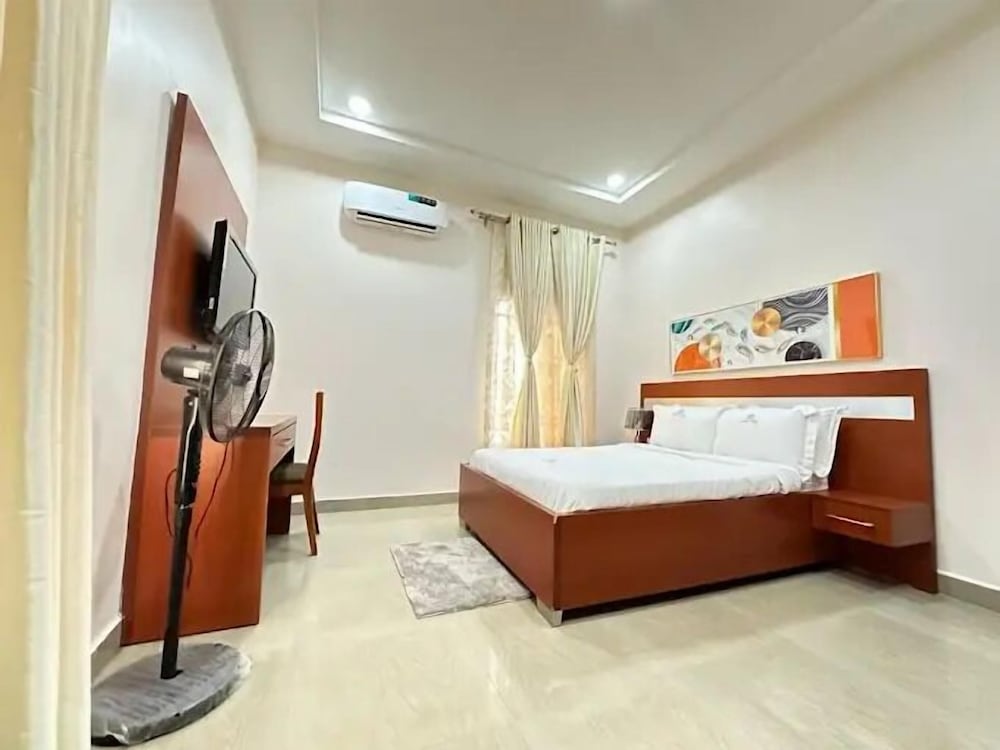 R-oak Hotel and Apartment