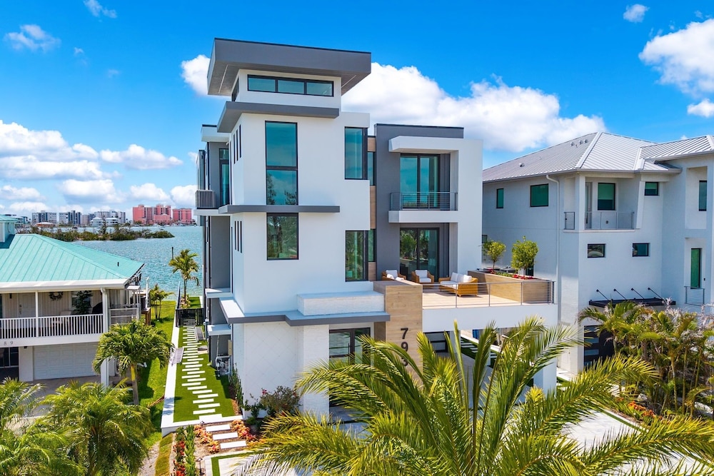 793 Shoreline Estate: 6bd/6br, Luxurious Pool Home On The Water! 6 Bedroom Home