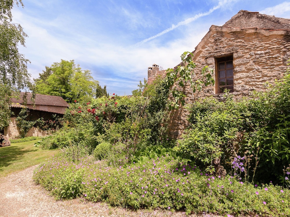 Estate in Dordogne Near Sites