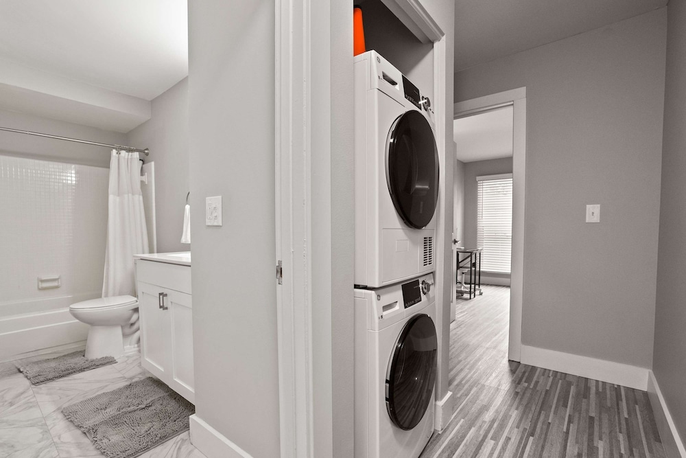 Modern 2BR 2BA Apartment With Pleasant Views