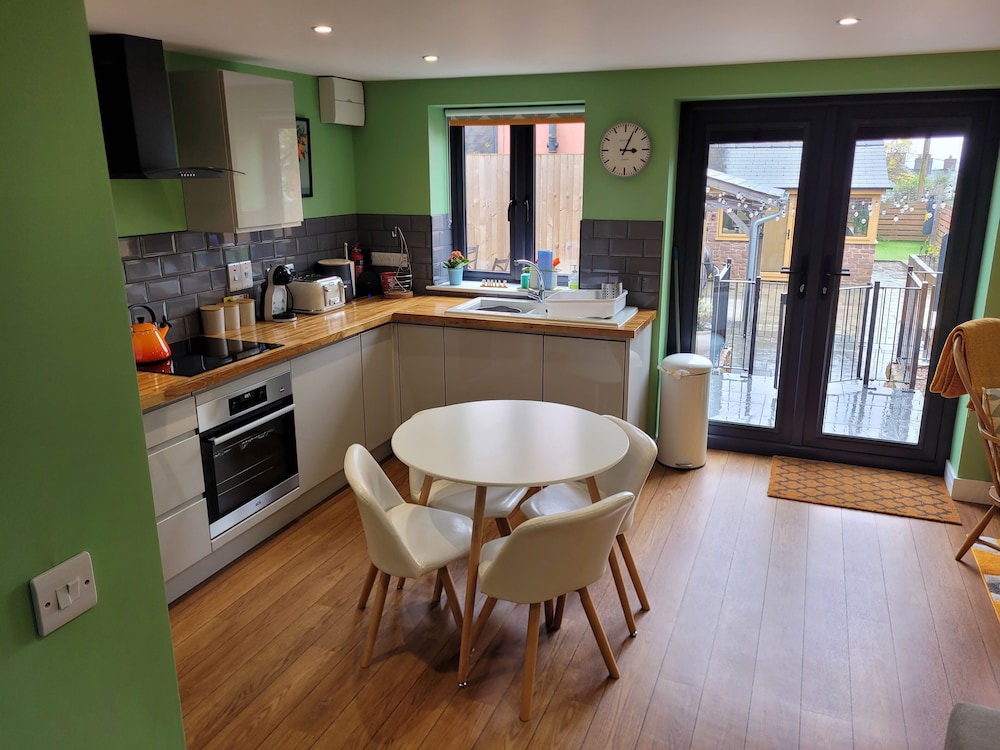 Forest Cedar Lodge, Cinderford, Sleeps 4 view 5