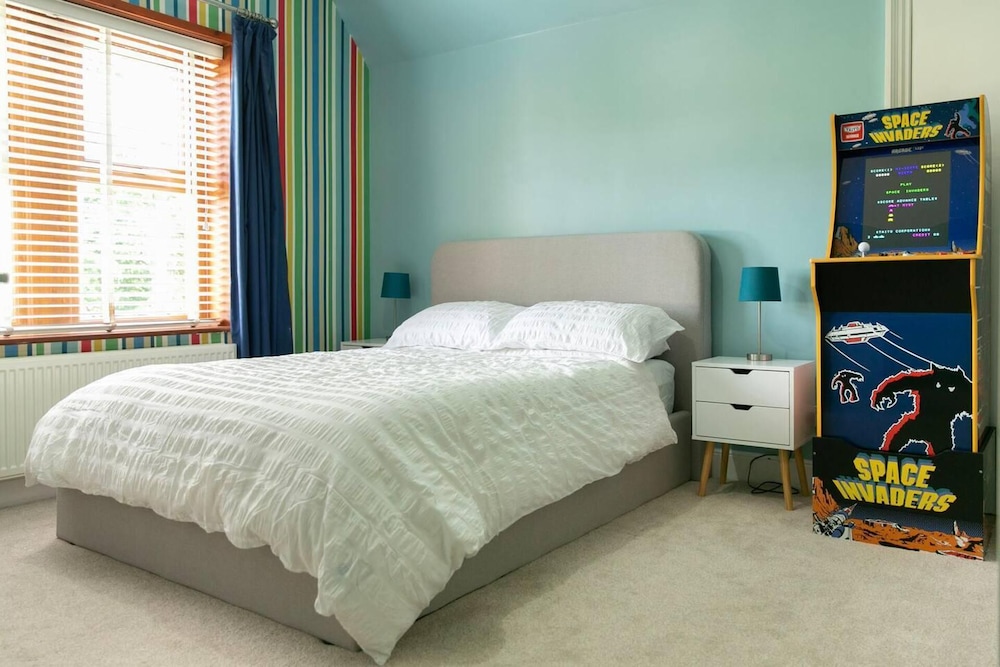 Remarkable 4-bed House Near Leeds Airport view 3