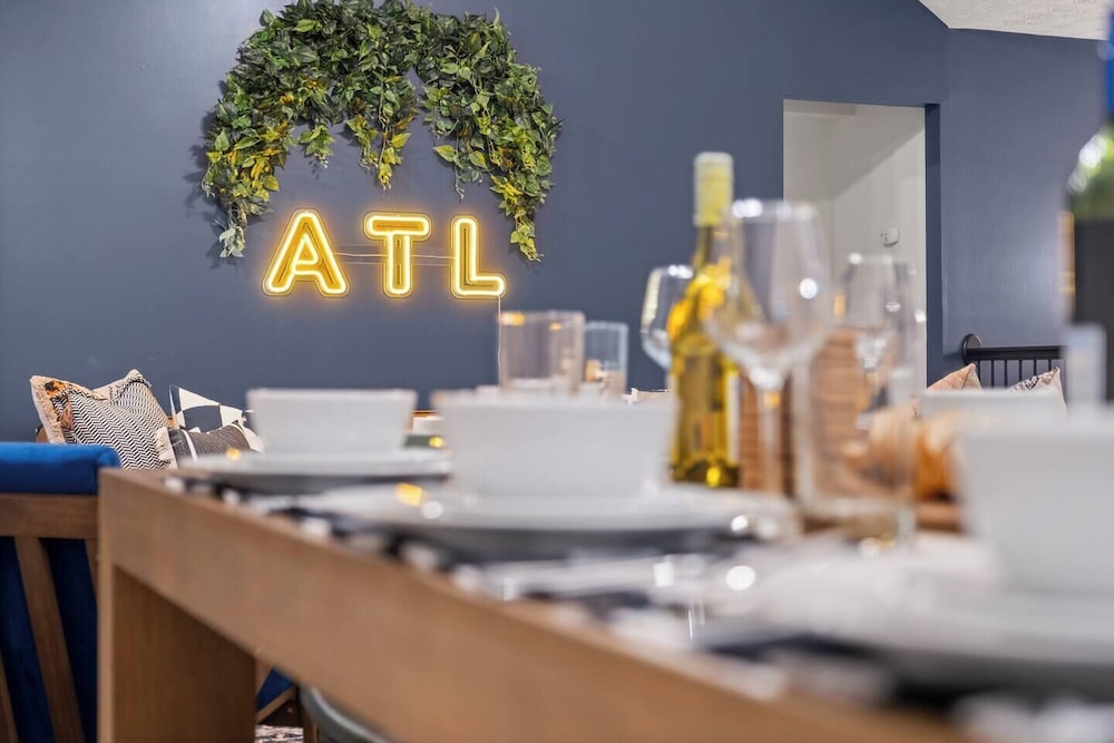 ATL Patio Paradise Pool Hottub Theater Gmrm B-ball