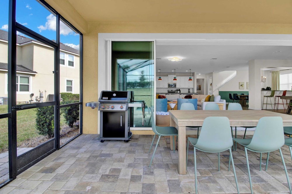 Sleeps 20! 9bdr, Star Wars-themed Game Room, Pool, Hot Tub Nassau by Avantstay
