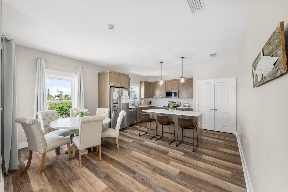 Pet Friendly Beach House - Marina View