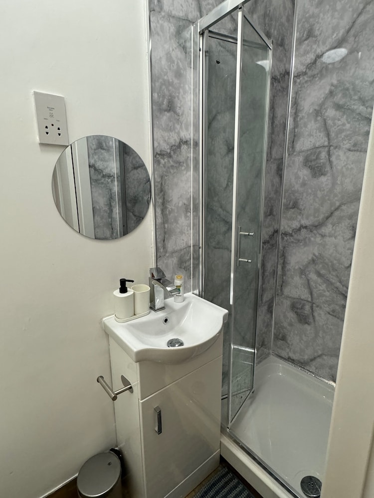 Studio - Sleeps 2 - Parking - Close to Paddington