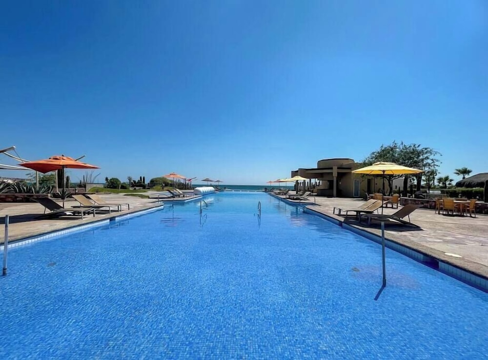 Stylish Condo With Serene Beach Infinity Pool