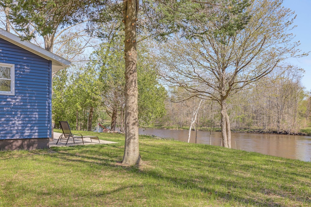 Fish & Hike: Riverfront Cabin in Paris