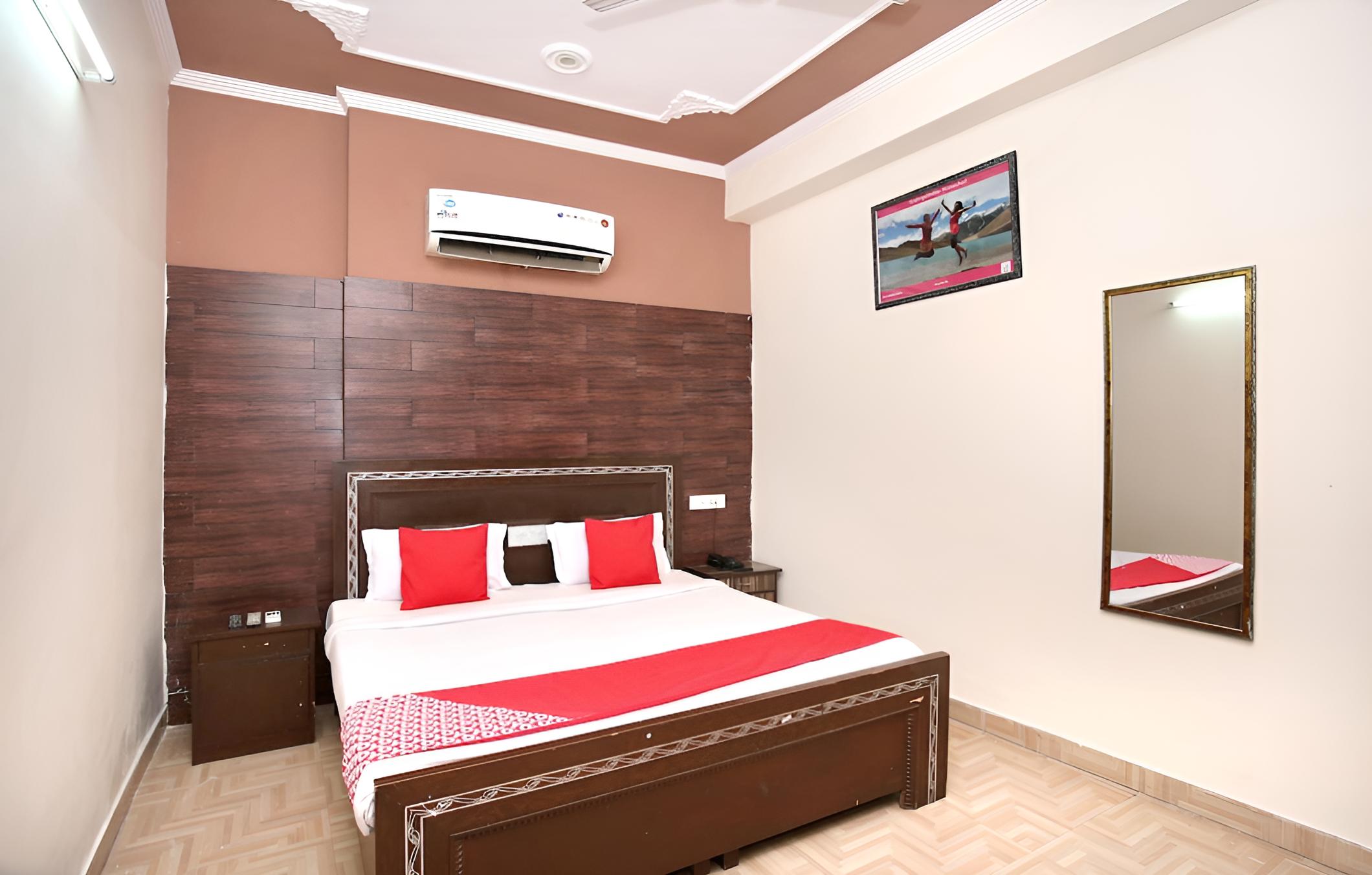 OYO 4738 Hotel Re-Birth view 3