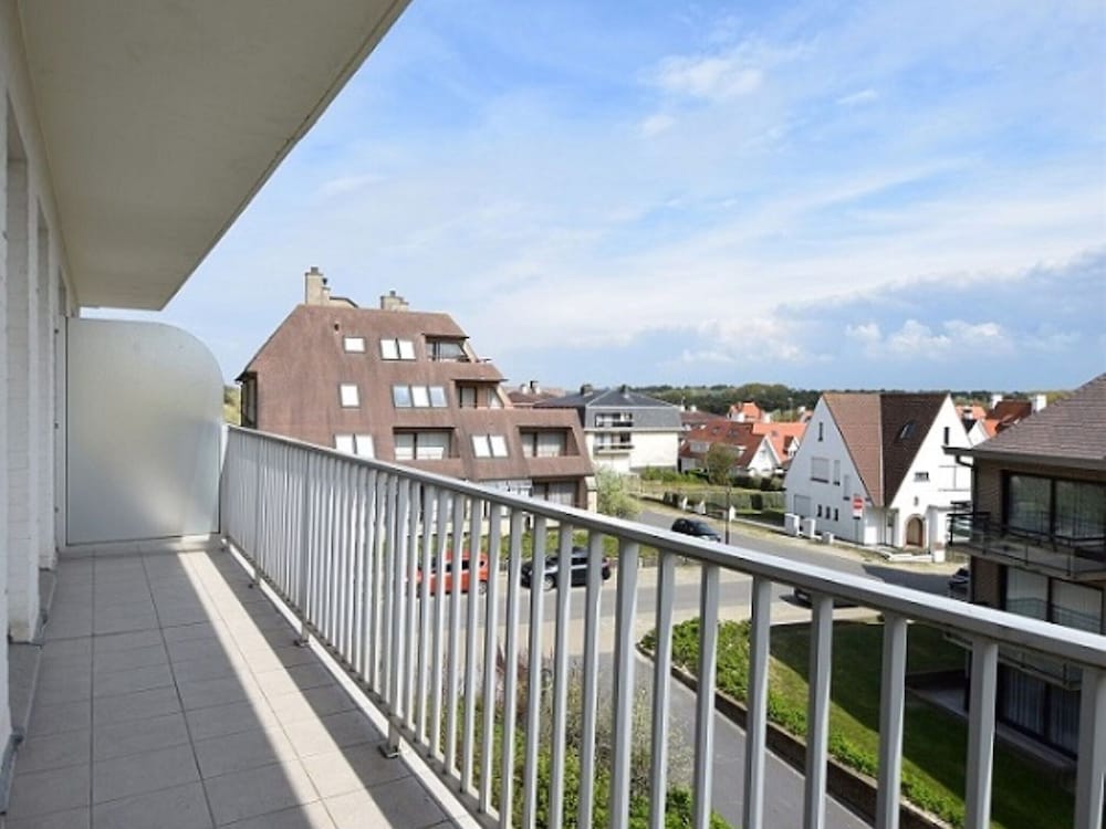 Spacious Seafront Retreat