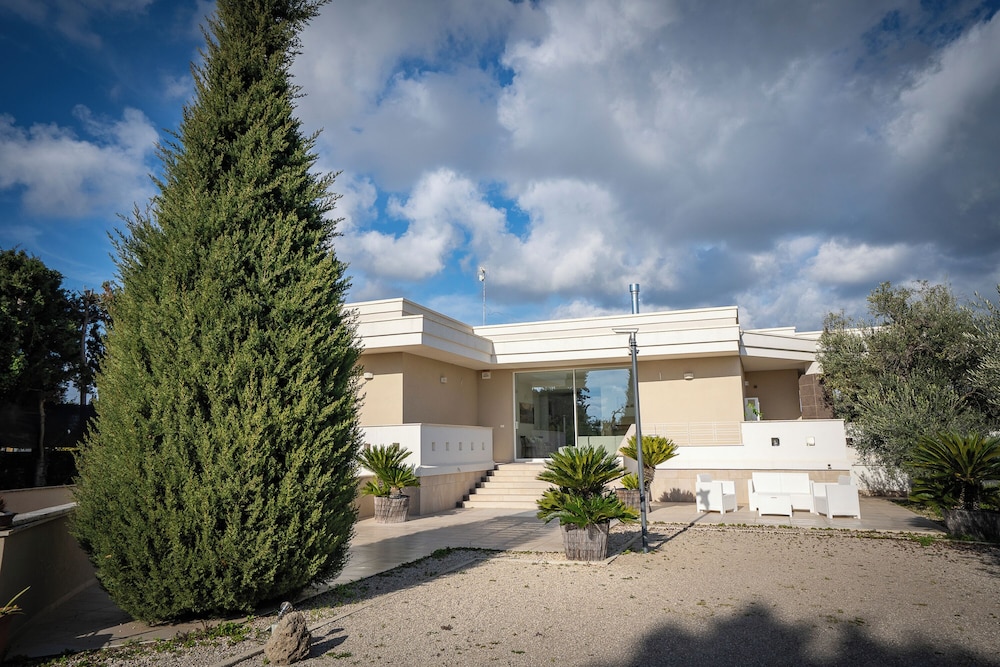 Villa Torricella Pool and Sunny Garden