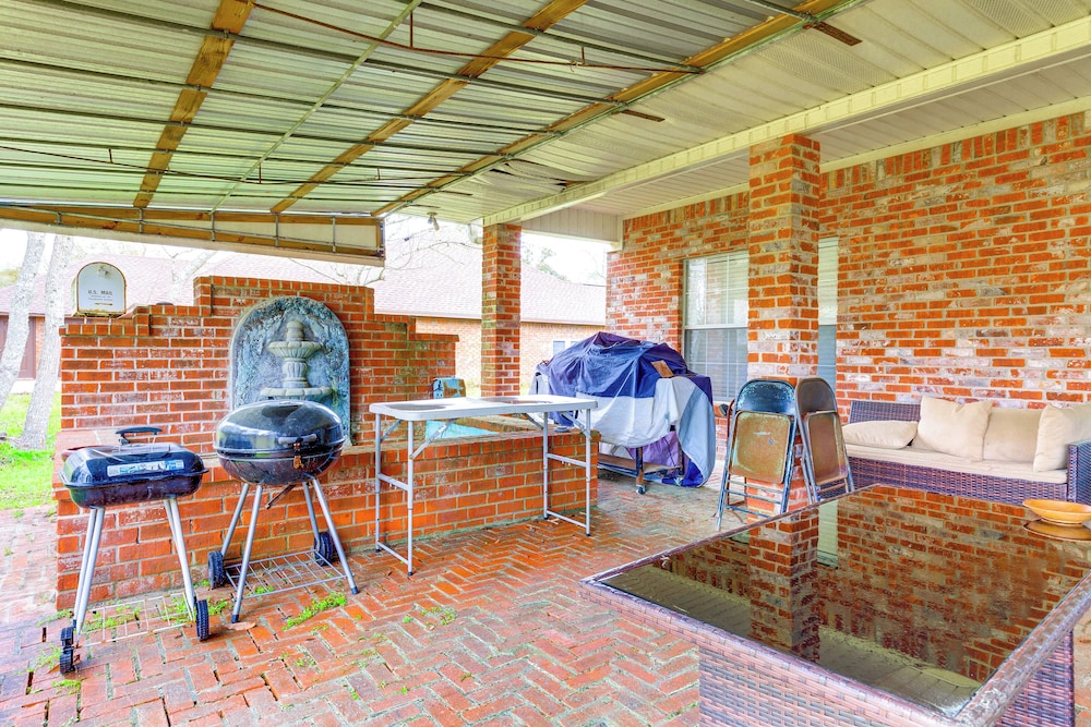 Home w/ Large Yard + Pond On-site: 15 Mi to Biloxi