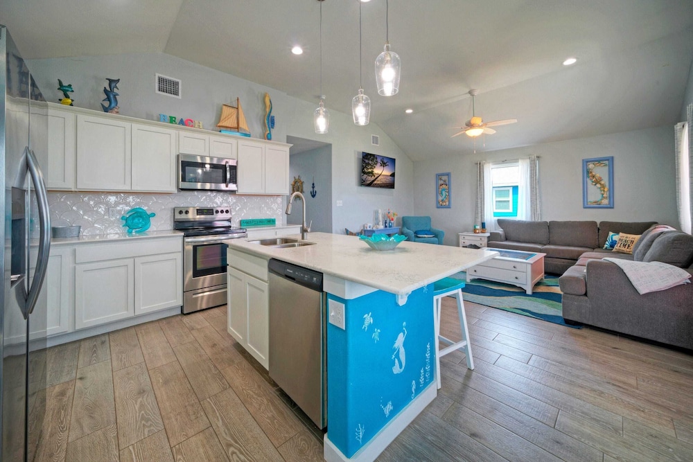 Port A Getaway Games, Grill, Close to Beach Sandy Feet Retreat by Avantstay