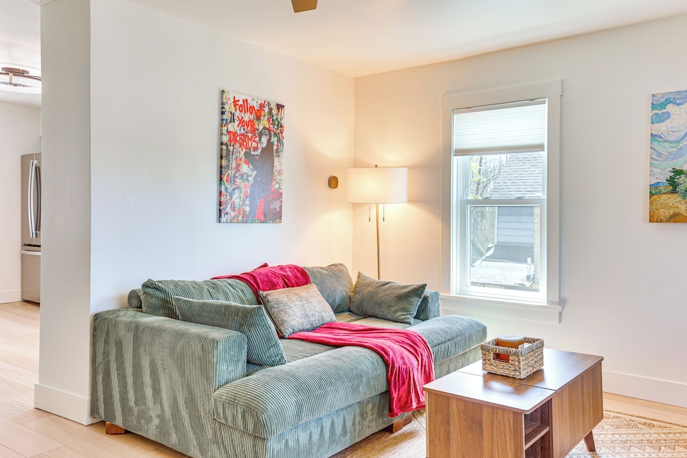 3 Mi to Dtwn: Quiet Youngstown Apt w/ Deck!