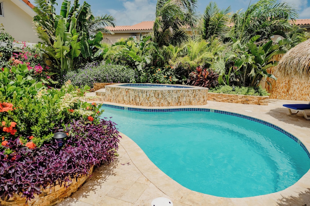 Spacious 4-bedroom Apartment 2 km From Eagle Beach - Dream Suites Aruba