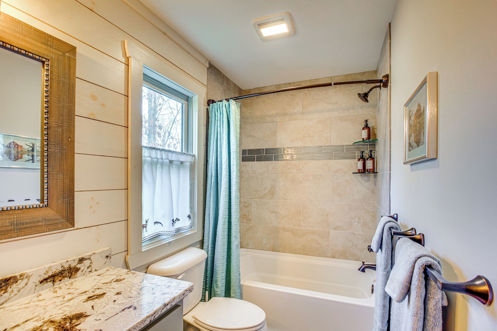 Hot Tub & Movie Room: Updated Cabin in Ellijay!