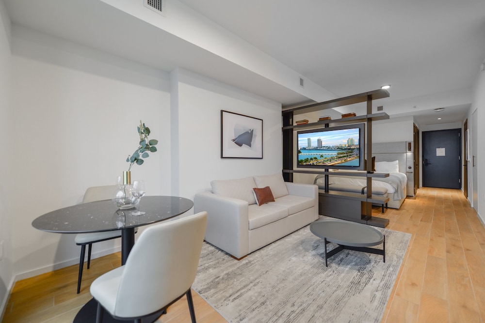 Bayside Studio Overlooking the city