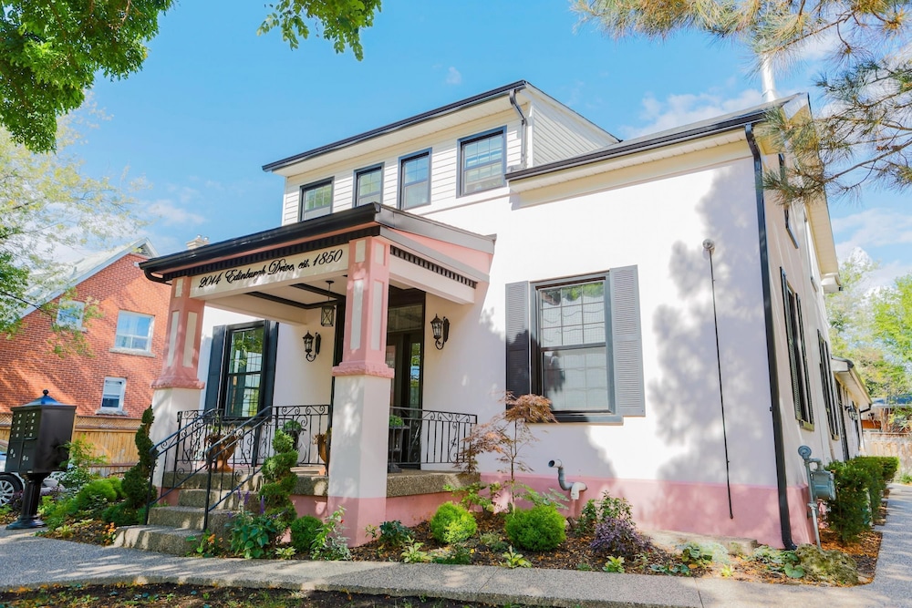 Fully Private 3 Bdrm Suite - The Winchester