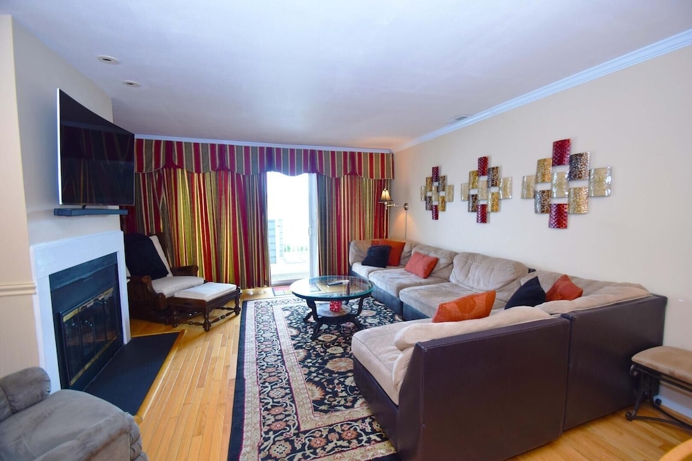 Harbour Island 46G 2 Br townhouse by RedAwning