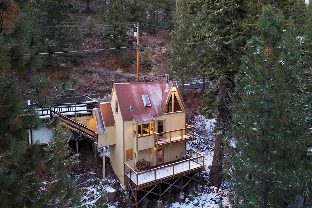 Jeffrey Pines Lofted Cabin, Minutes to Lake A-frame-inspired Design, Deck