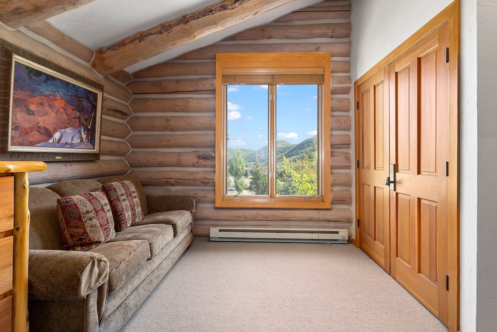 Pine Inn at Trail's End Lodge - Three Bedroom Residence with Spa #1 3 Condo