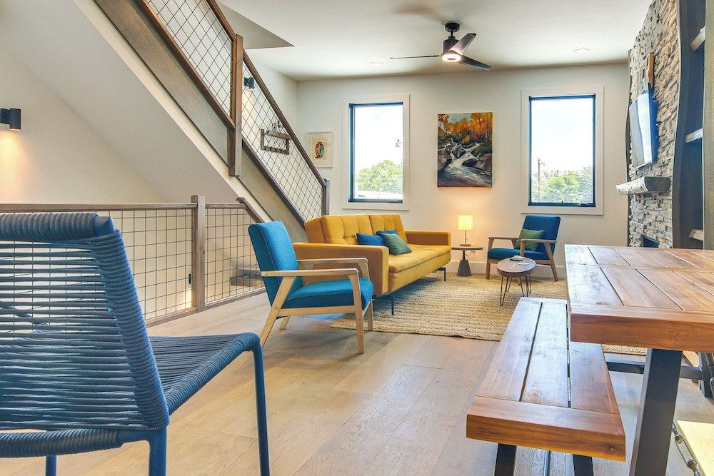 Rooftop Deck, Sweeping Views: Chic Home in Brevard
