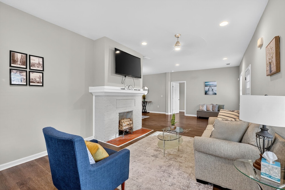 Spacious 4br Mozley Park Home With Fenced Yard 4 Bedroom Home