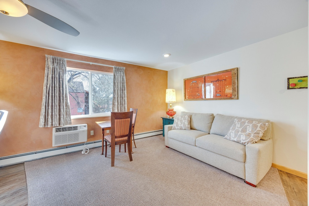 1/2 Mi to Attractions: Apartment w/ Deck