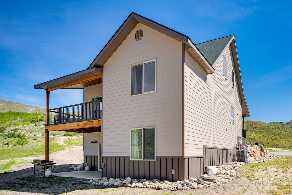 Pateros Home w/ Deck, 7 Mi to Alta Lake Park! view 5