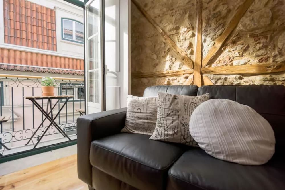 Old Town Chiado Balcony Aircon by LD Apartments