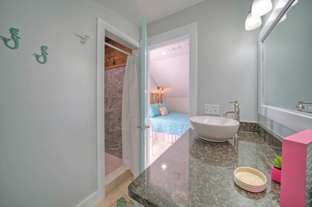 Sleeps 22 2 Homes w/ Private Pool, Game Room, Nature Views 7 BDR Avantstay