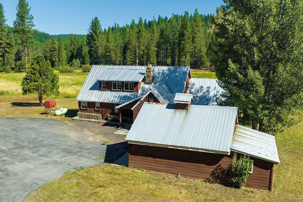 Dog-friendly 3BR on 200 Acres w/ River Access