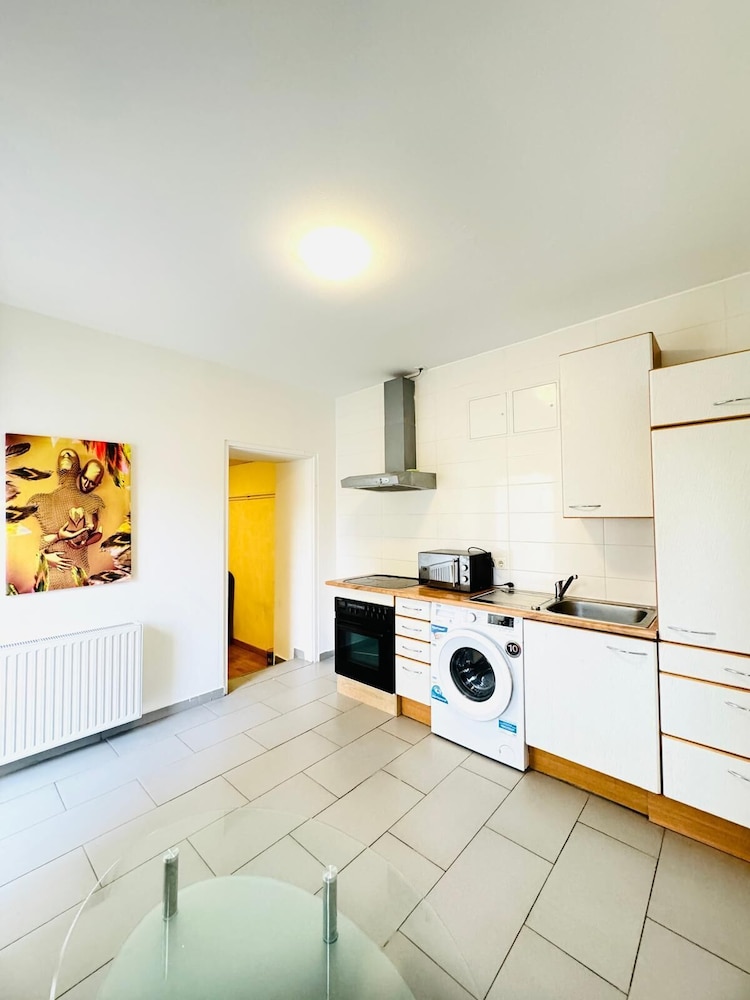 Cozy 2BR Apt Sleeps 6 Direct City Access