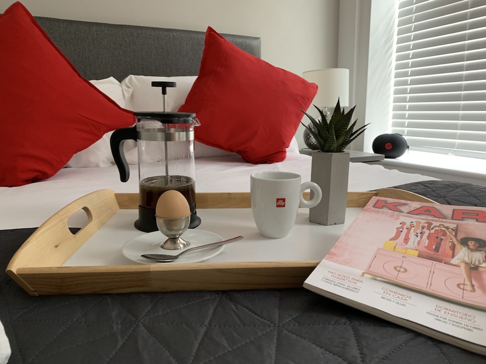 Impeccable 2-bed Apartment in Birmingham view 3