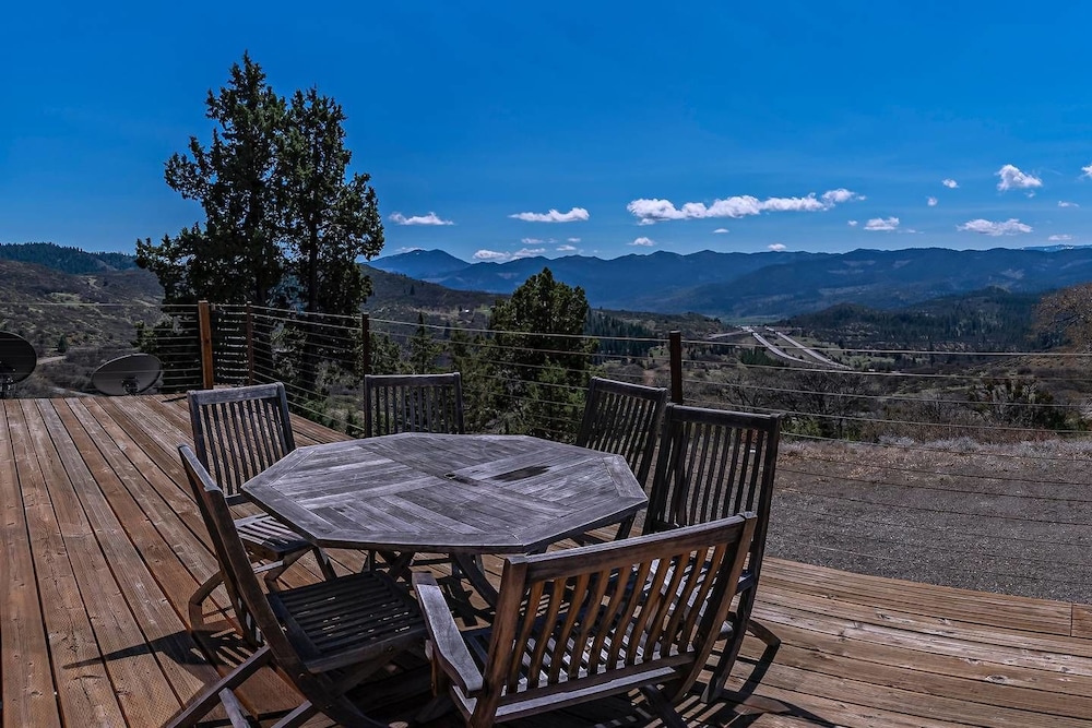 Ashland Vacations - Sunset Chalet - 2600 Sq.ft. Multi-seasonal Retreat - Property Image 8