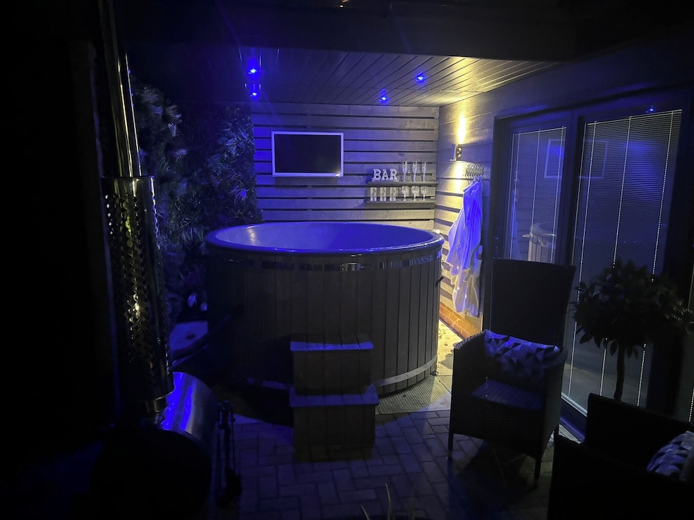 Sheffield-apartment-sleeps4-parking-hottub