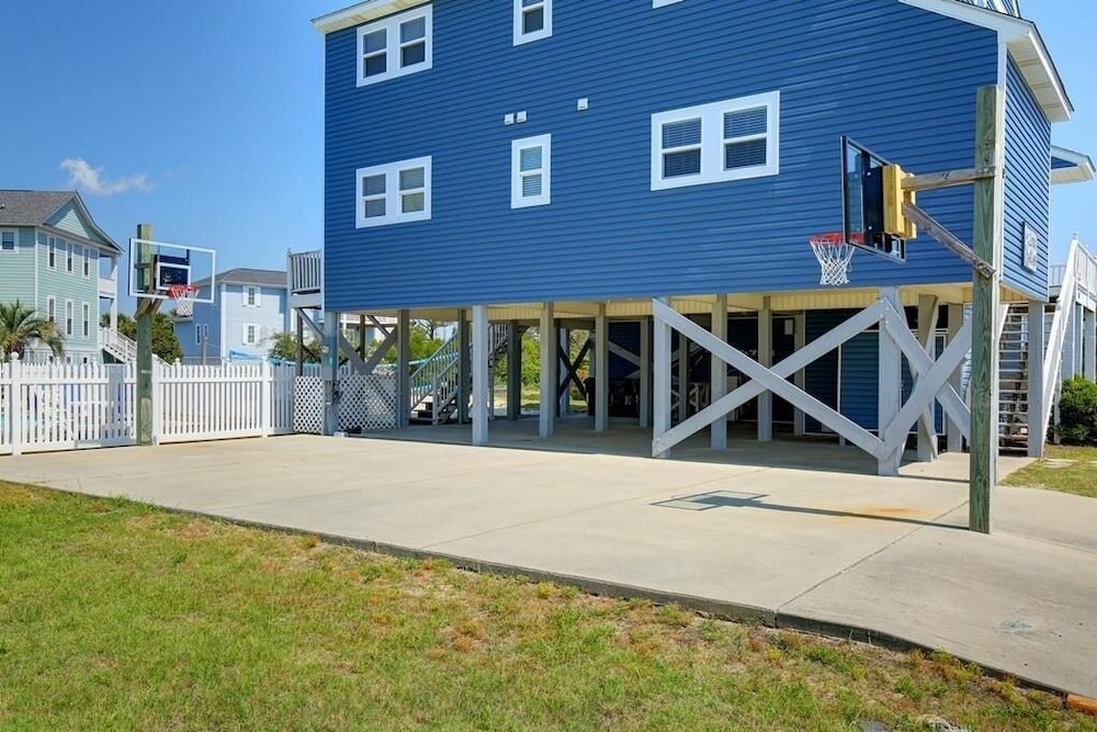 Long Grass 5 Bedroom Home by RedAwning