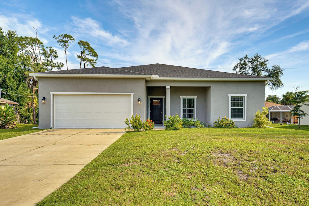 Golf, Shop & Beach-hop: Port Charlotte Gem w/ Yard