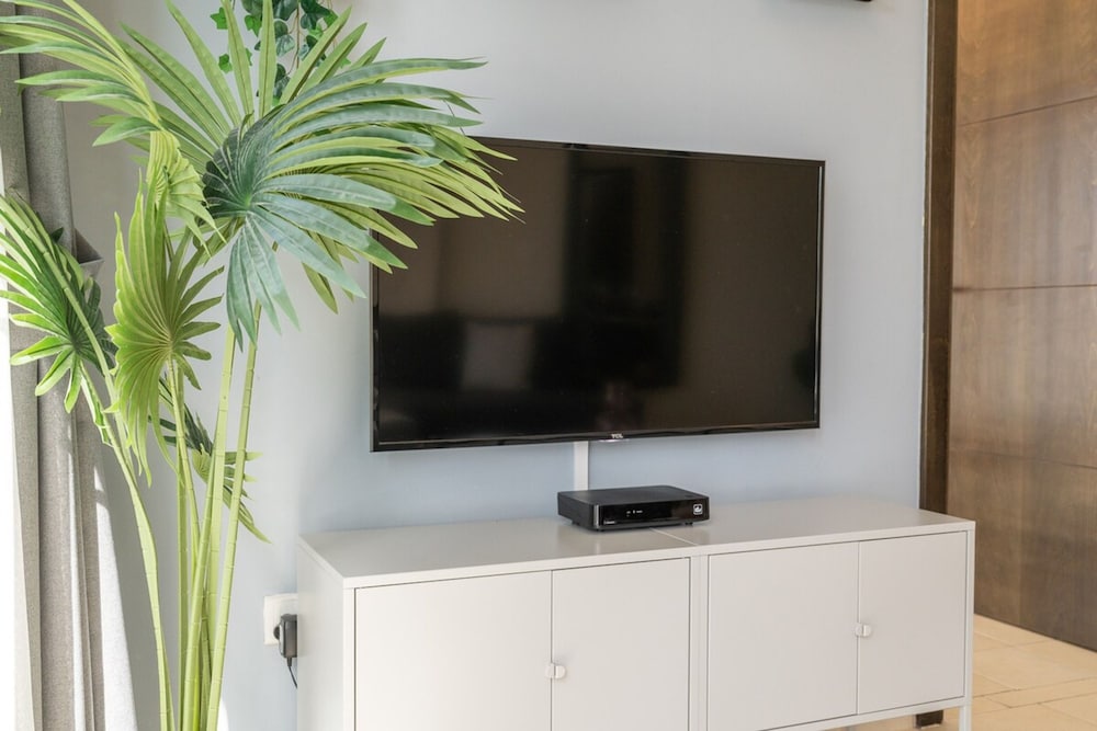 Refined 1BR Retreat in The Point Tower - Marina