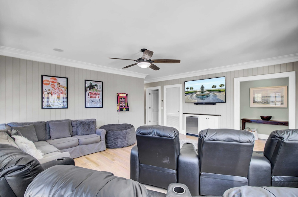Steps to the Beach! Pool, Gym, Game Room, Movie Theater 3301 Palm by Avantstay