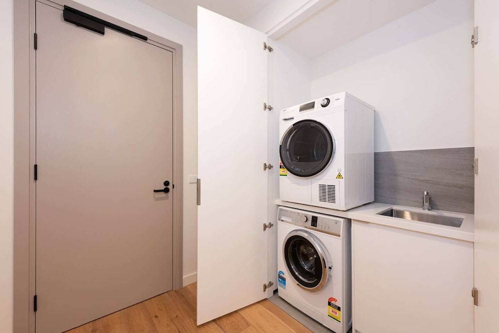 Modern 3 Bedroom Getaway Next to Chadstone view 3